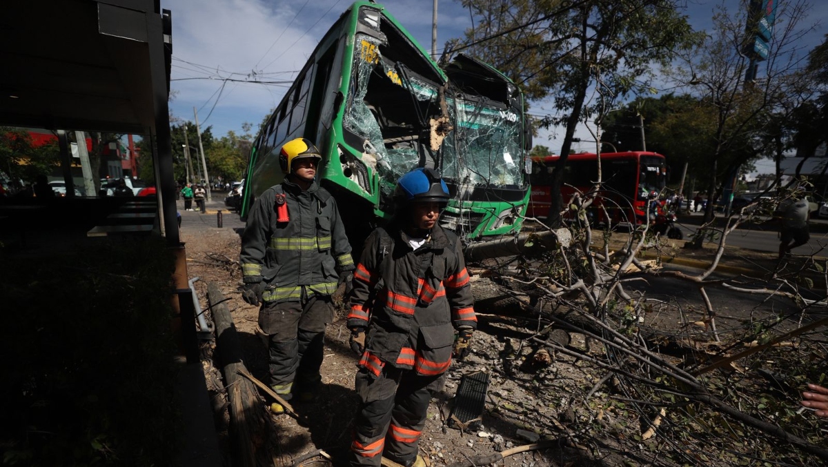 Despedazada quedó la parte frontal de la unidad del transporte público (Foto: Cortesía)