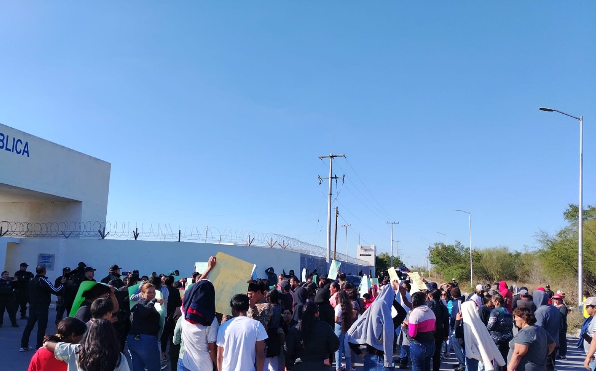 Elementos de seguridad mantienen presencia en la zona para coordinar el flujo vehicular y orientar a conductores. |