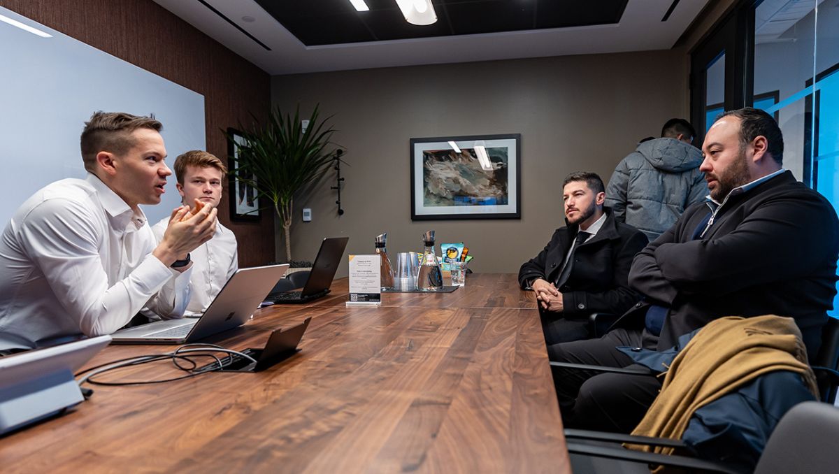 El mandatario estatal se reunió con directivos de la plataforma de seguridad. Especial