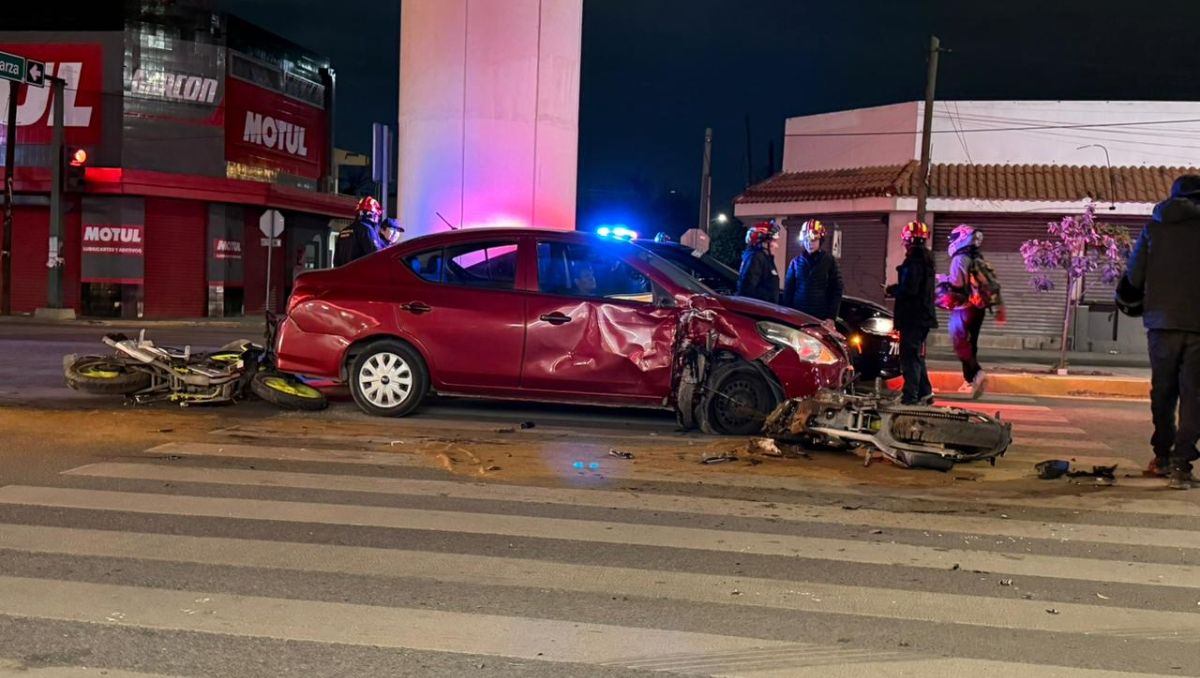 Una de las motocicletas quedó incrustada en la llanta frontal derecha del automóvil. Fernanda Pérez