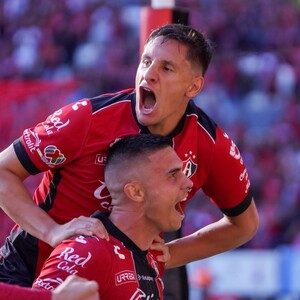 Uros Durdevic en festejo de gol con Atlas ante Mazatlán en la Jornada 4 de la Liga MX.