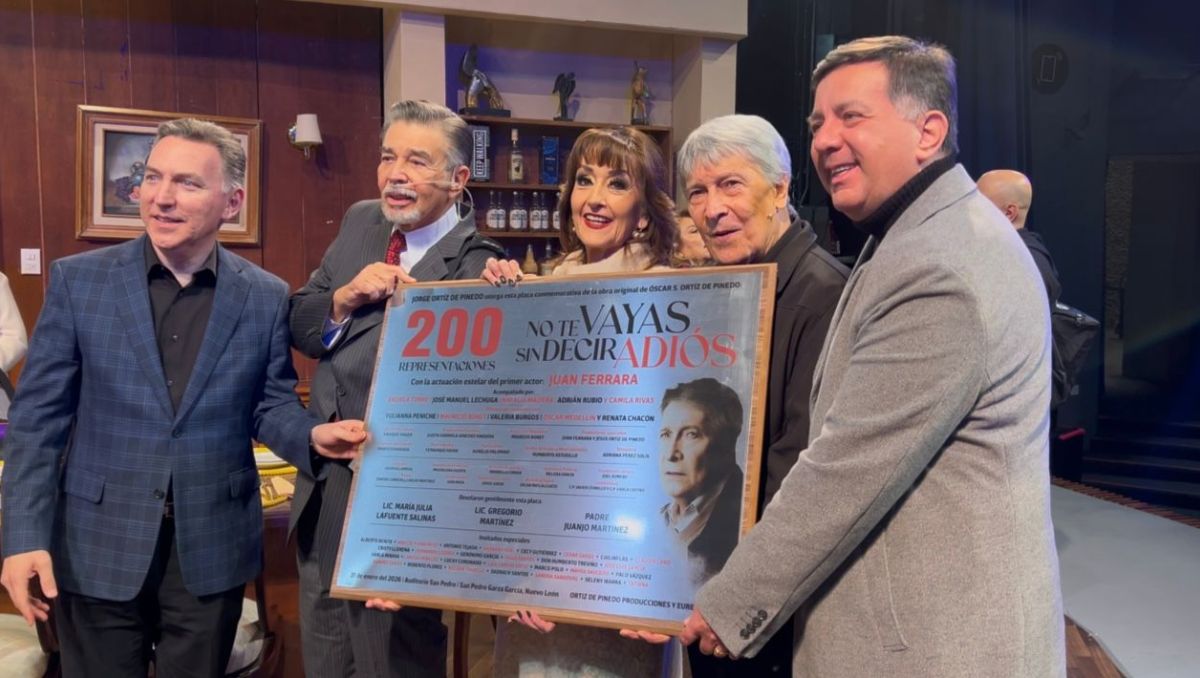 El actor fue ovacionado de pie y recibió el cálido cariño del público regiomontano. | Ileana González