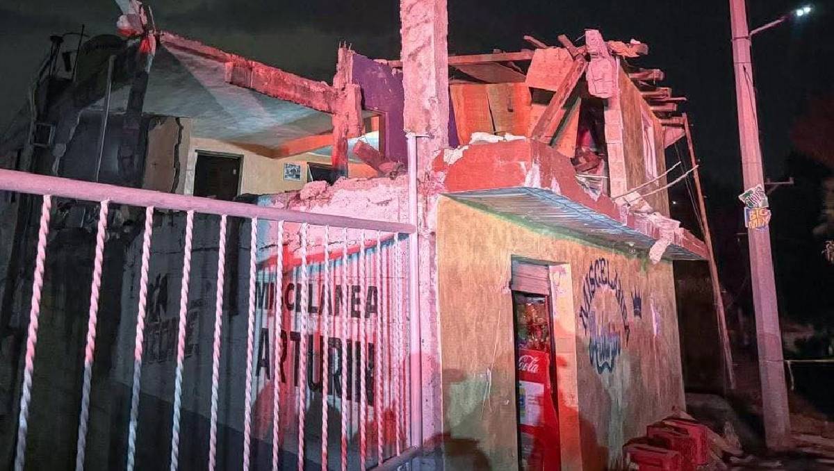 Bomberos laboraron hasta los primeros minutos del domingo en extinguir el siniestro. Foto: (Especial)