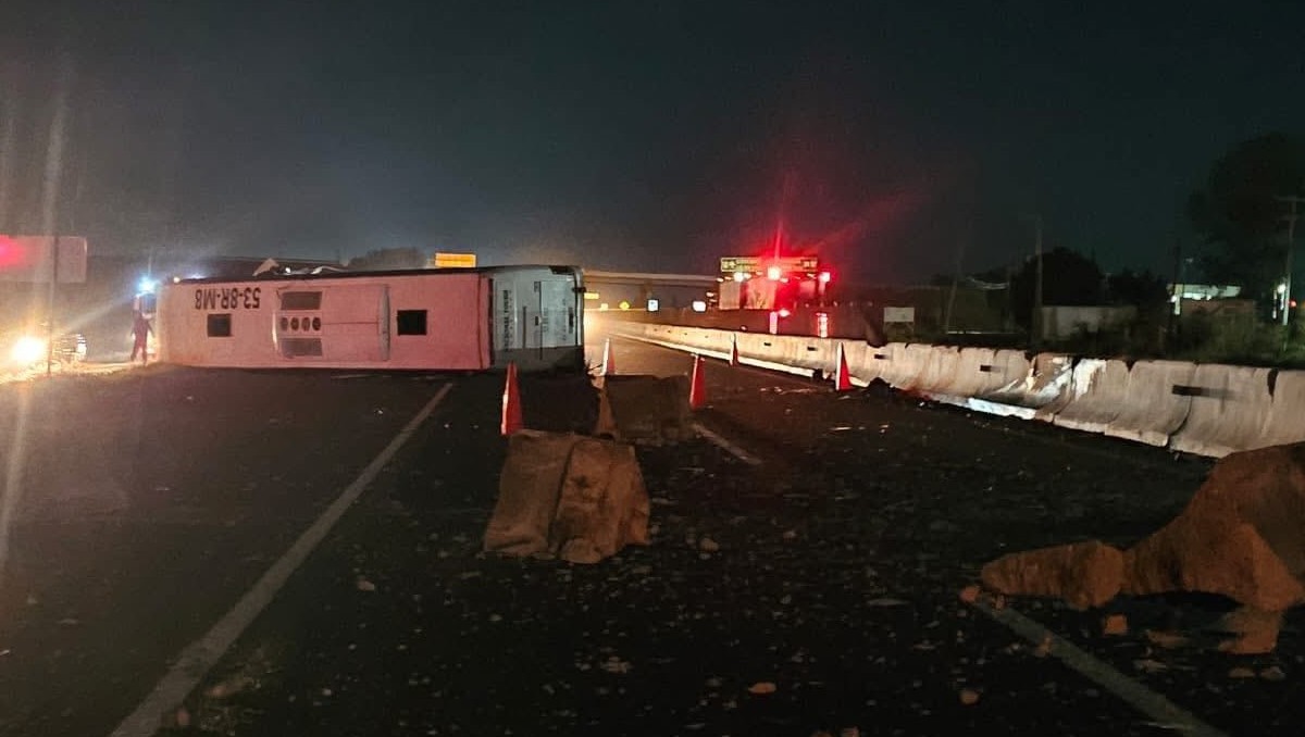 El camión transportaba alrededor de 35 pasajeros y se desplazaba de Salamanca hacia Celaya. | Cortesía.