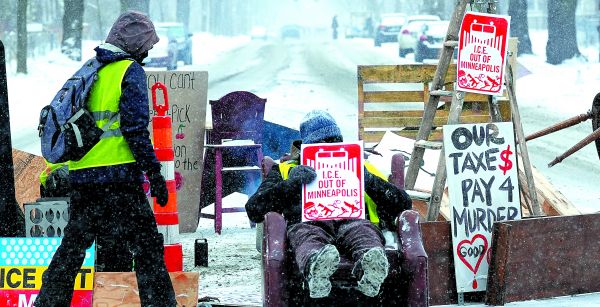 Ciudadanos protestan contra la presencia de agentes migratorios y redadas del ICE en Minneapolis. AP