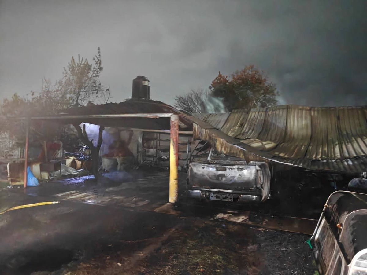 El fuego consumió una camioneta, dos motocicletas y la techumbre de la cochera.