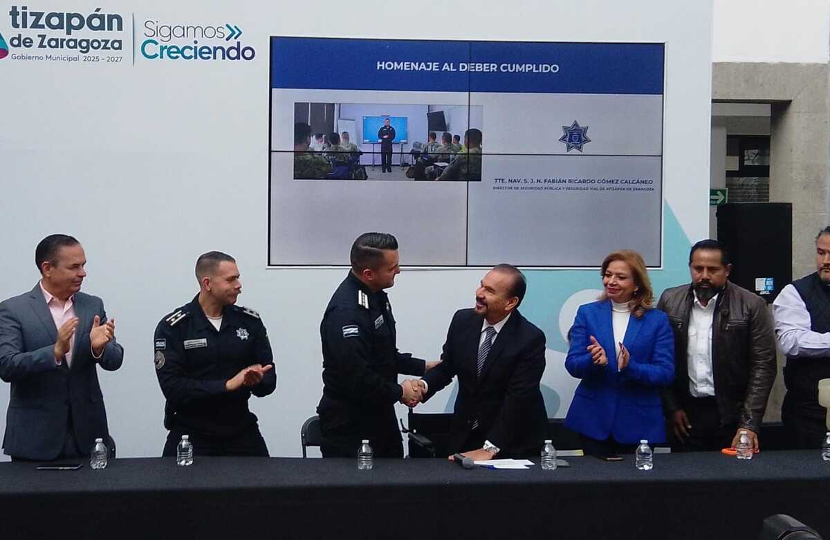 Presidente municipal reconoce trabajo de Fabián Gómez Calcáneo.