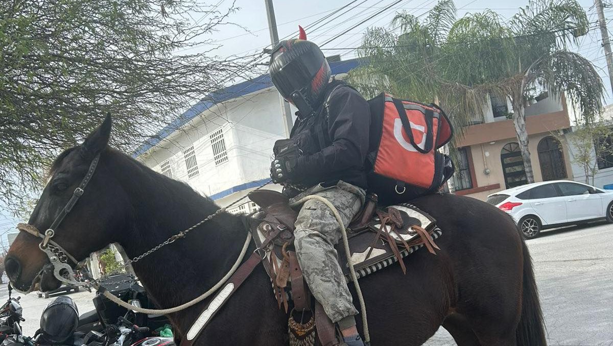 El repartidor menciona en uno de sus videos que se le descompuso la moto. Foto: Especial