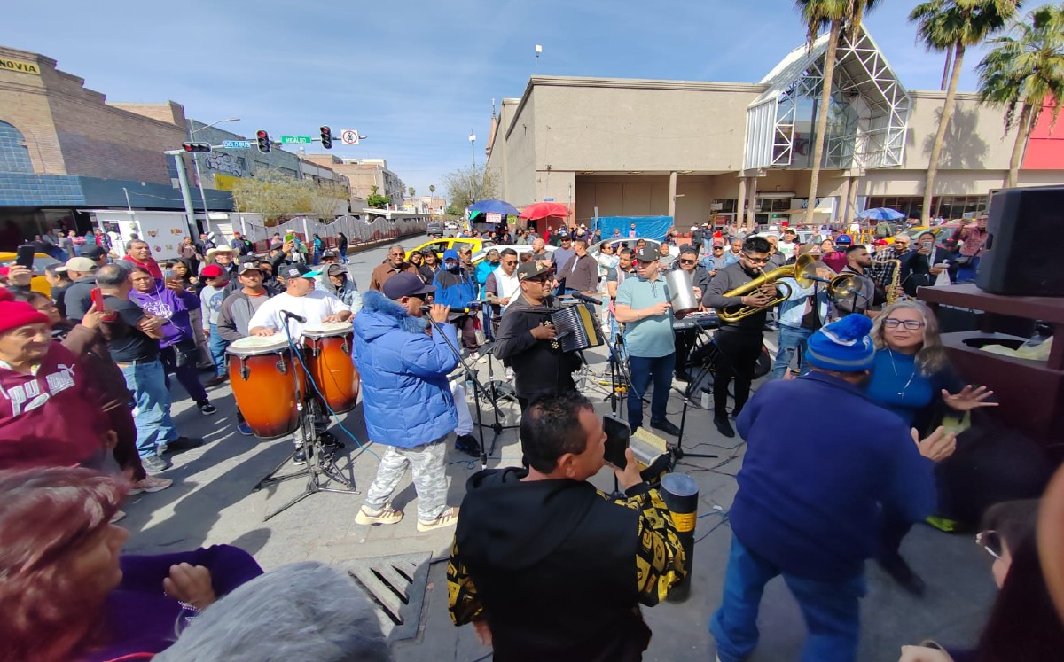 Serenata de cumbia lagunera en Torreón. l Foto: Alejandro Castañeda