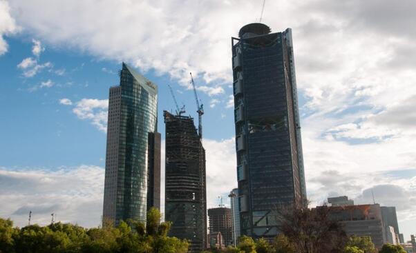 La torre Mayor, Reforma y Bancomer son los tres edificios más altos de la ciudad. 