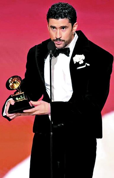 Bad Bunny. “ICE, fuera!” reclama al recibir el Grammy