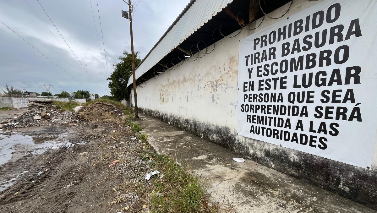 Basurero clandestino es retirado en Tampico. (Yazmín Sánchez)