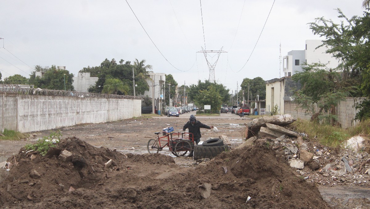 Basurero clandestino es retirado en Tampico. (Yazmín Sánchez)