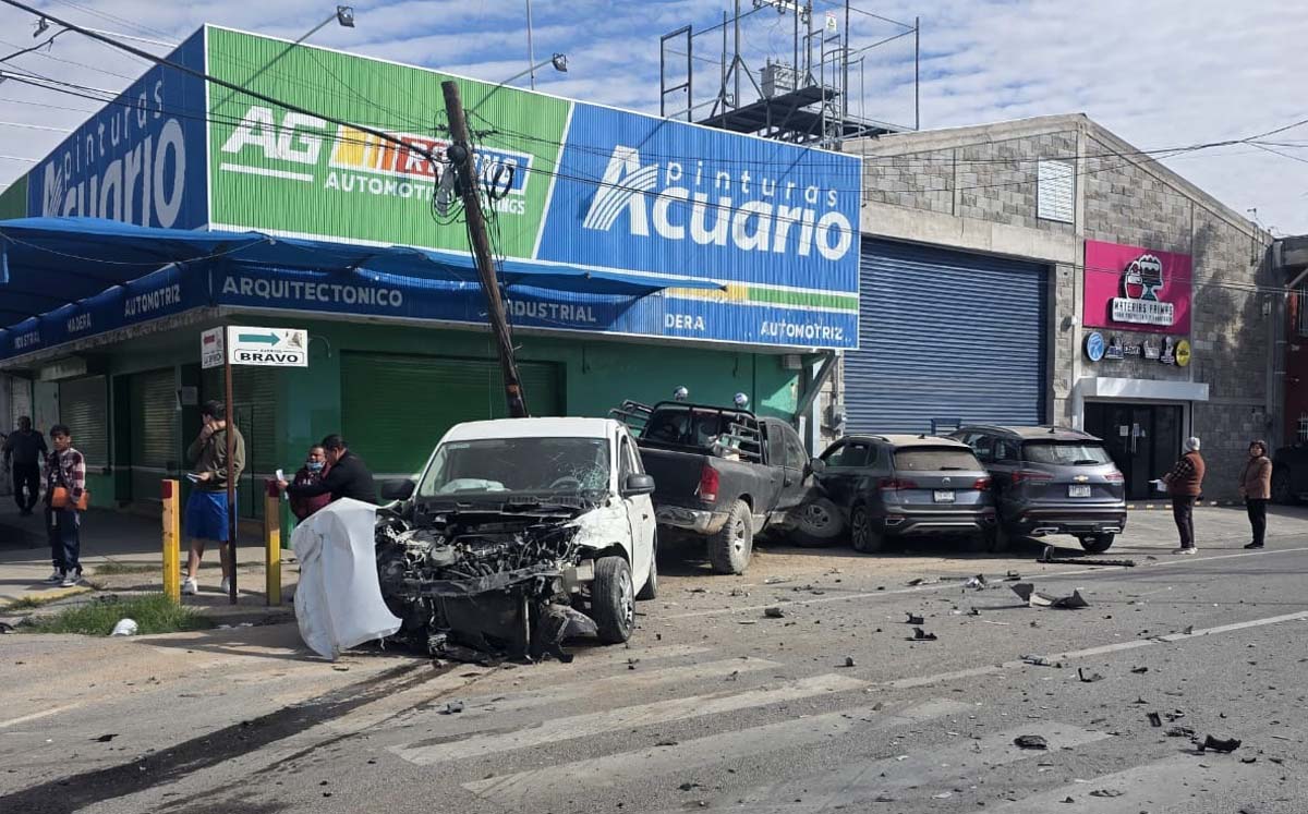 La camioneta también chocó con vehículos estacionados. | Foto: Especial