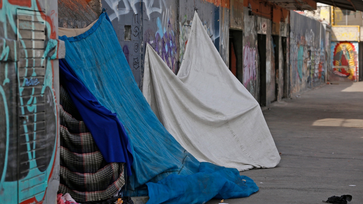 Es común ver personas sin hogar, que luchan por pasar las noches frías en las calles de Guadalajara (Foto: Fernando Carranza)