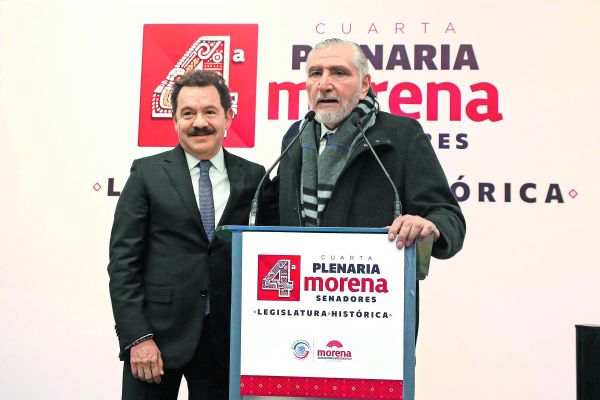 El coordinador entrante y el saliente de Morena en el Senado en conferencia. CUARTOSCURO