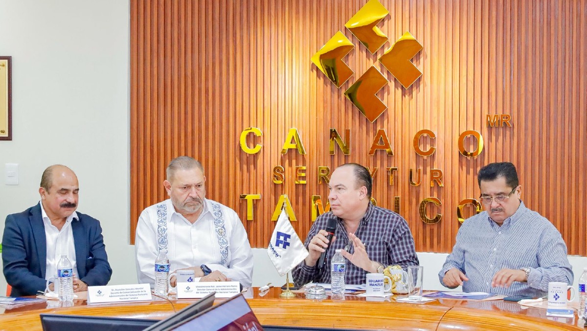 El director del puerto de Tampico presentó a socios de Canaco el proyecto de reconversión turística.