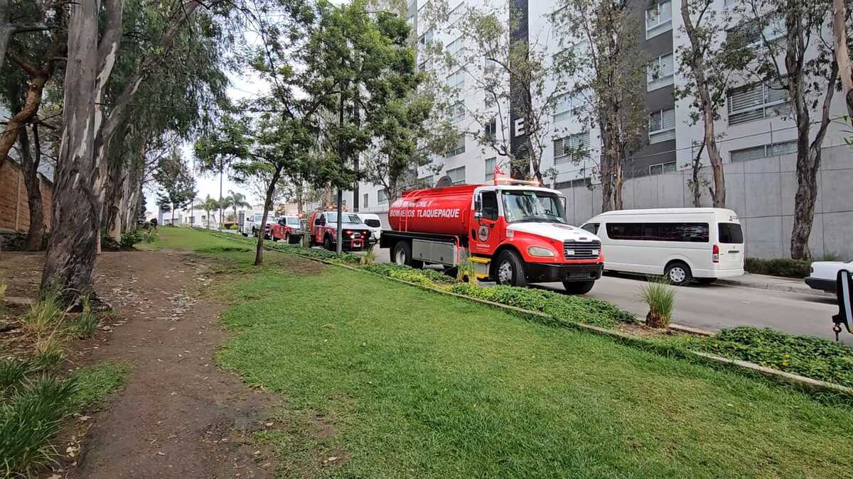 Elementos de Protección Civil y Bomberos de San Pedro Tlaquepaque atendieron el reporte. (Juan Carlos Munguía)