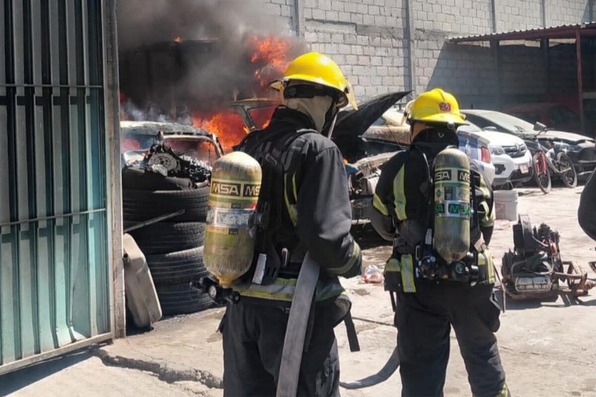 El fuego generó una intensa columna de humo visible desde varias calles de la zona.