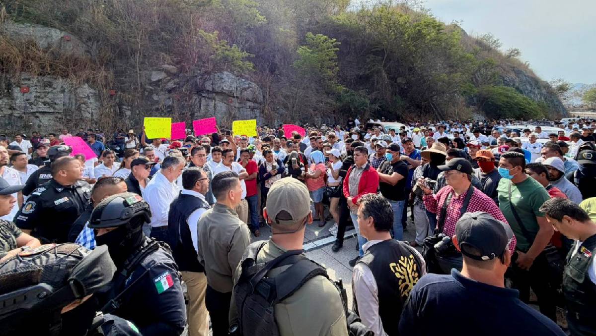 Manifestantes cumple 5 horas bloqueando la Autopista del Sol. Foto: (Especial)