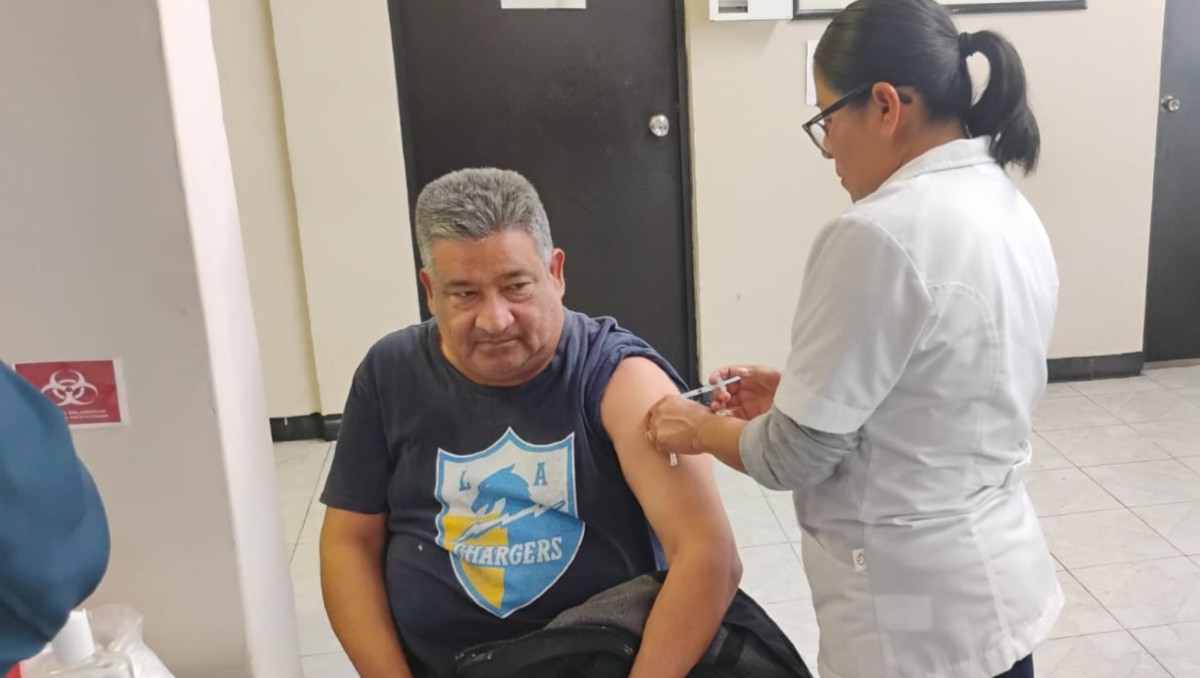 Niños, adultos y adultos mayores recibieron vacunas contra la influenza, sarampión y neumococo. Foto: Sandra González