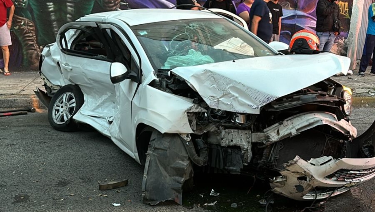 Así quedó el vehículo tipo sedán donde viajaban cuatro jóvenes de 18 años (Foto: Cortesía)