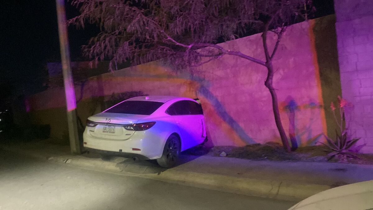 Choca con barda y luego huye dejando su vehículo abandonado y cuantiosos daños. | Especial