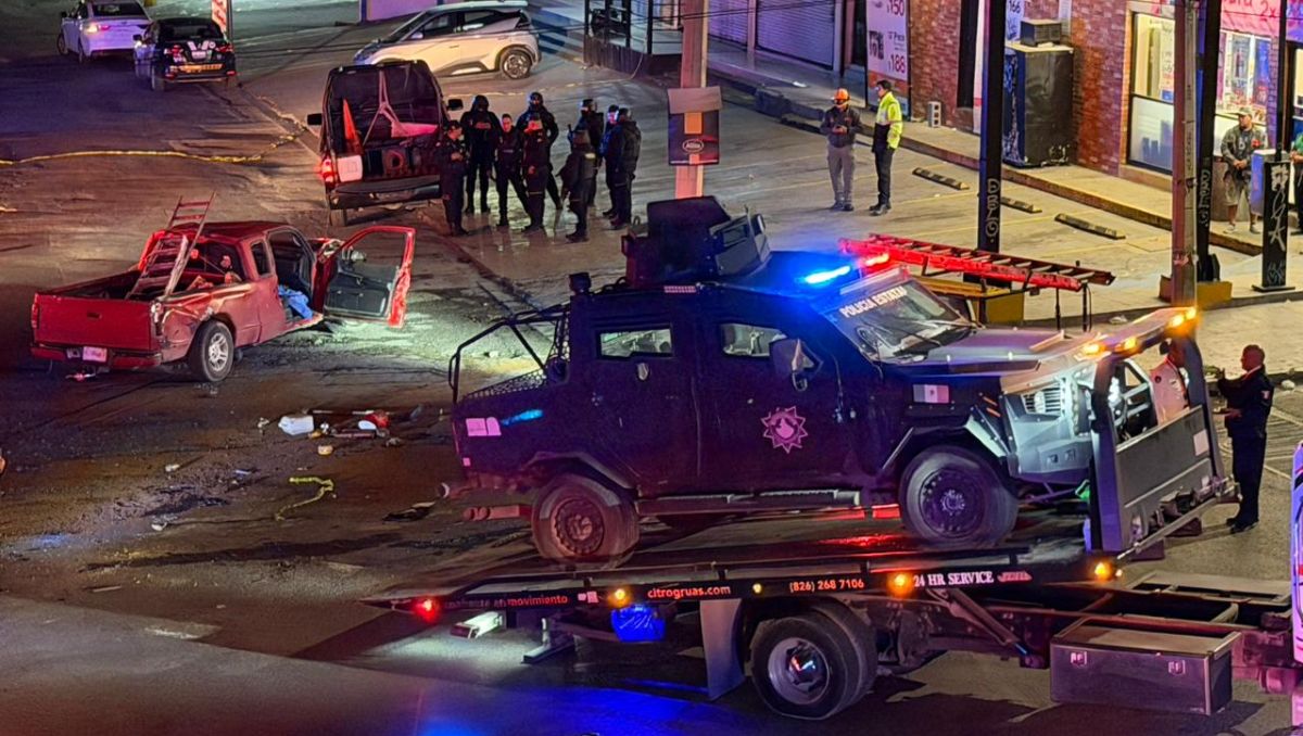 Una patrulla tipo Black Mamba de Fuerza Civil colisionó con una camioneta pick up RAM. Fernanda Pérez