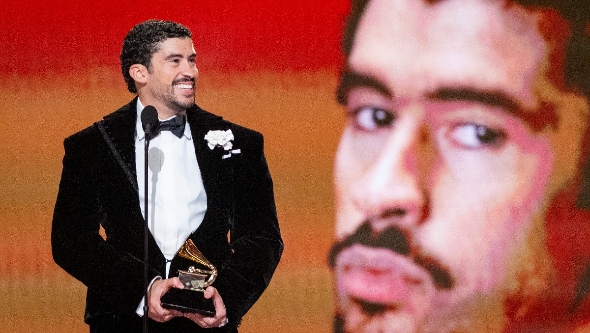 ¿Qué canciones cantará Bad Bunny en el Show de Medio Tiempo del Super Bowl? Las predicciones según la IA