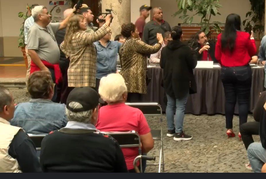Rueda de prensa del PT en el patio del Congreso de Jalisco. (Roberto Hurtado)