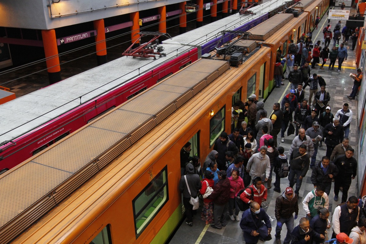 Hasta el momento algunos usuarios se encuentran en las estaciones. (Foto: Nelly Salas/Milenio)