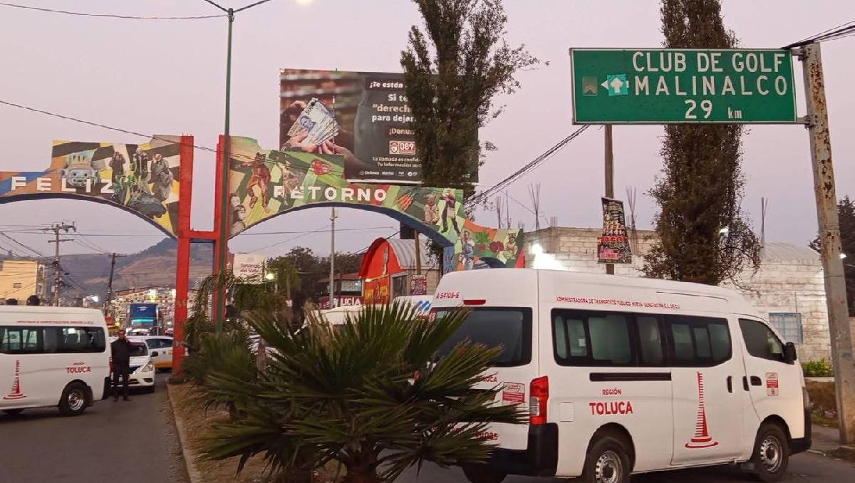 El bloqueo de taxista afecta los accesos a municipios del Valle de Toluca. Foto: (Especial)