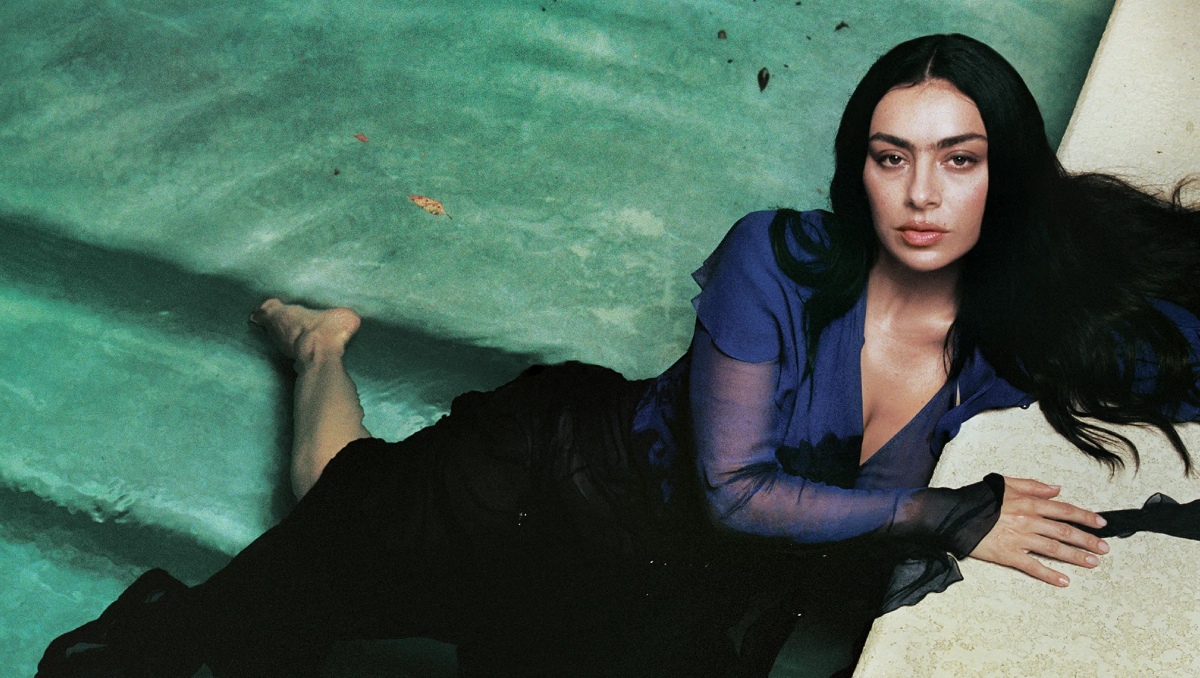 Charli XCX explica cómo su álbum 'Brat' le trajo una nueva audiencia que “no la entendía del todo”