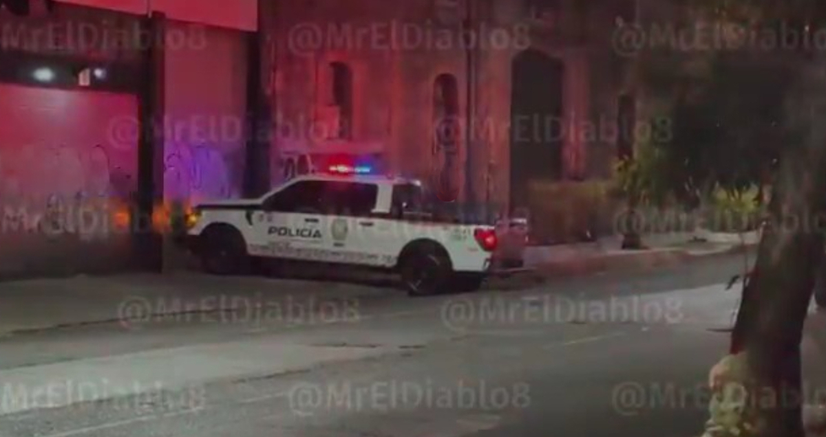 El cuerpo fue retirado por peritos de la fiscalía capitalina. | Imagen Jorge Becerril / @MrElDiablo8 vía X