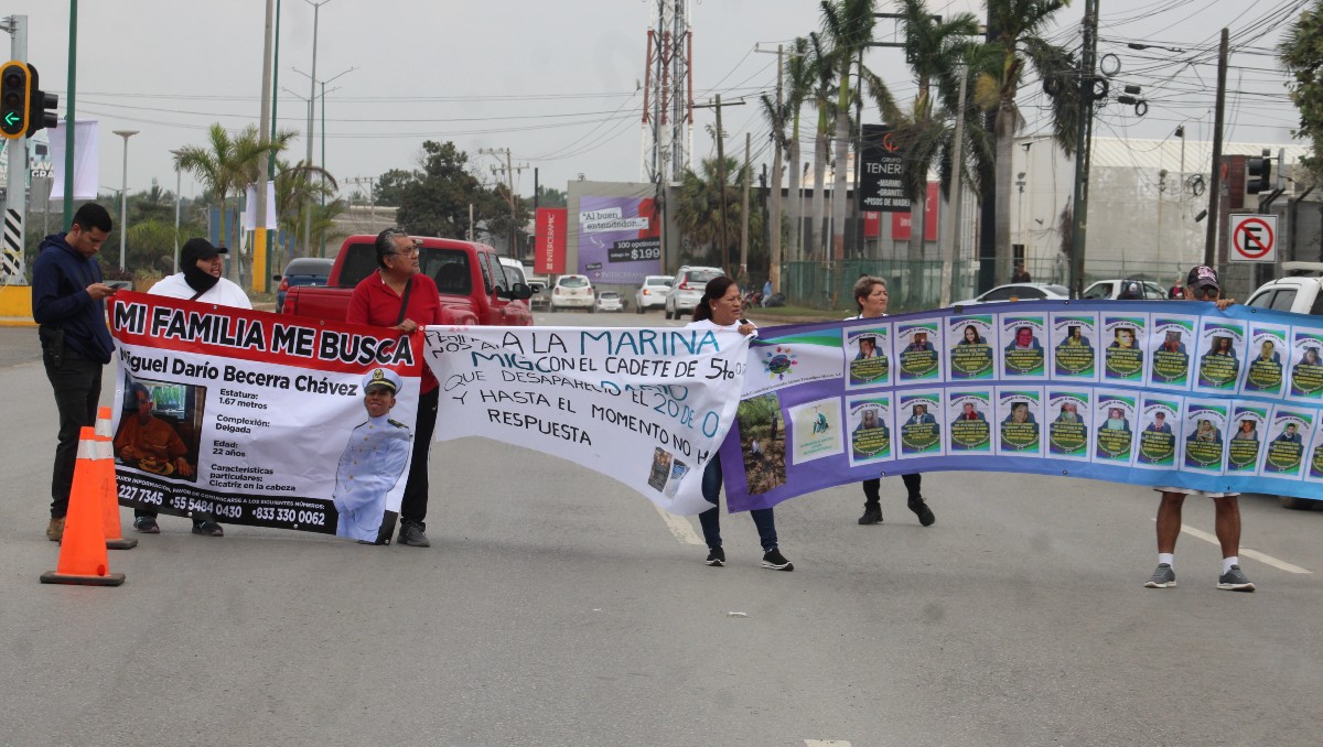 Familiares de víctimas bloquearon la Avenida de la Industria en Altamira, generando además filas kilométricas de vehículos. (Yazmín Sánchez)