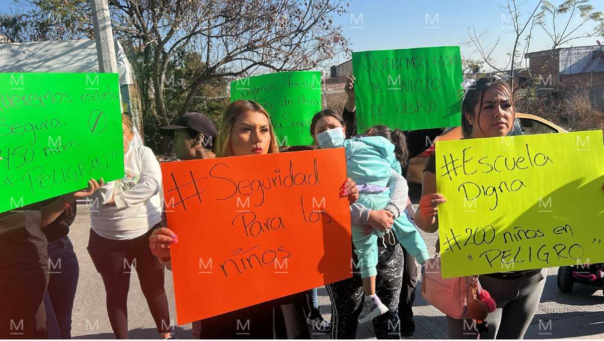 Madres y padres del kínder Alfred Adler en Soledad de las Joyas, León, exigen fechas concretas para rehabilitar el plantel.
