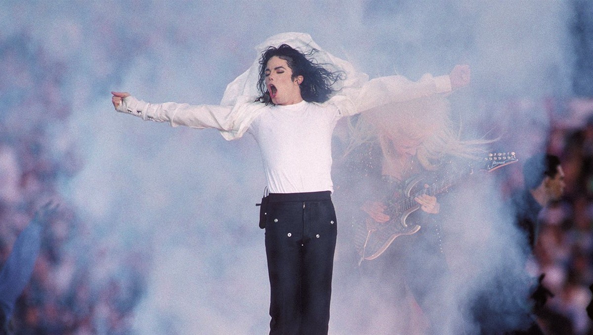 Michael Jackson durante su presentación en el Medio Tiempo del Super Bowl. | FOTO. Especial