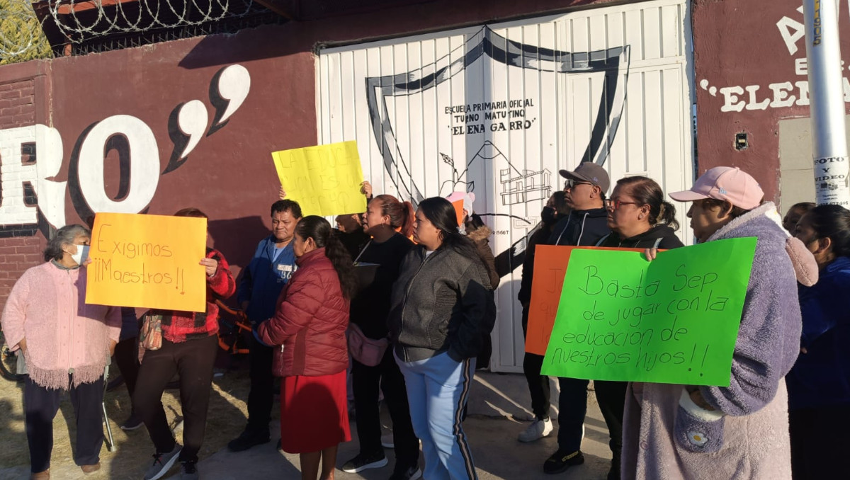 Padres de familia se manifiestan por falta de docentes en la primaria “Elena Garro” | Especial