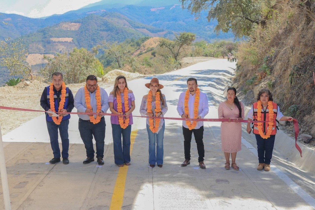 Se pavimentaron 1.5 km con una inversión de 9.7 MDP en beneficio de habitantes de ocho comunidades de la Sierra