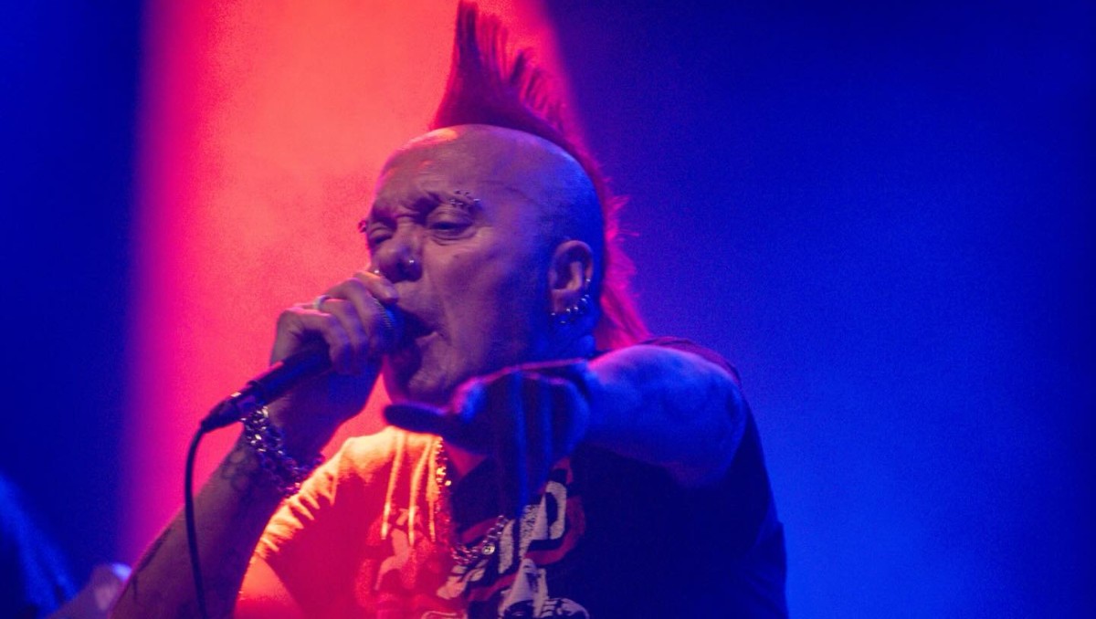 Famoso cantante de punk se desvanece en pleno concierto; es trasladado de urgencia al hospital