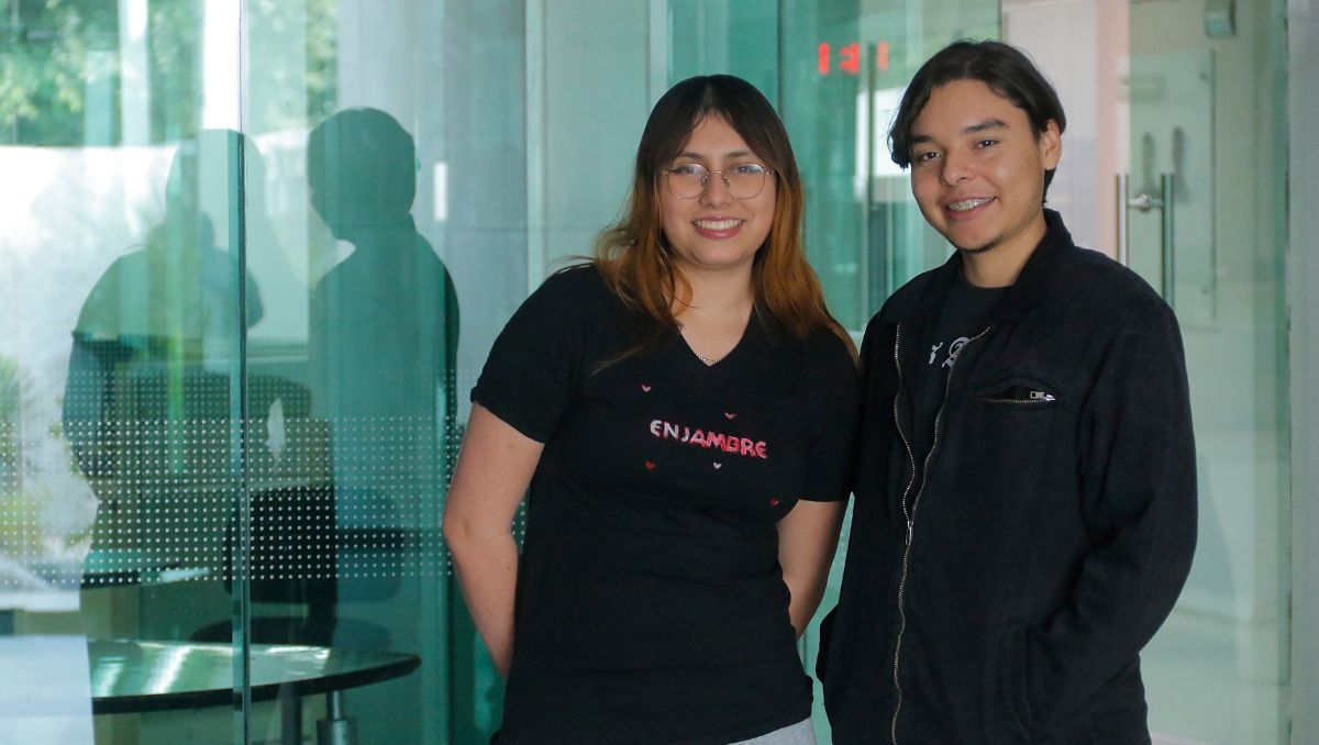 El actor Sebastián Valero y Reyna Serrato, asistente de dirección. | Manuel Guadarrama