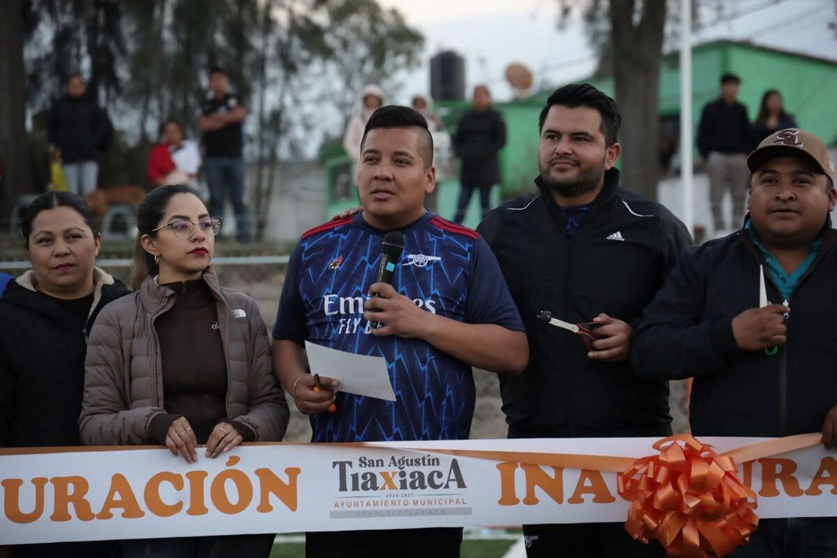 Inauguran cancha de pasto sintético en Ixcuinquitlapilco, San Agustin Tlaxiaca.