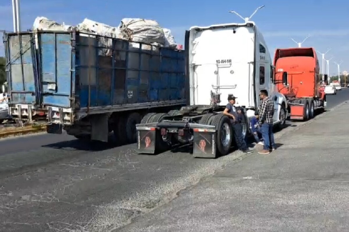 Operadores de tráiler fueron detenidos en la carretera México–Pachuca, a la altura de Tizayuca.