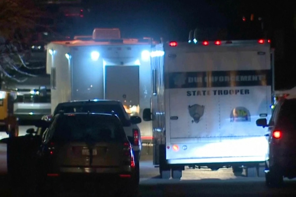 Personal de servicios de emergencia en la escena donde cayó el helicóptero. | AP