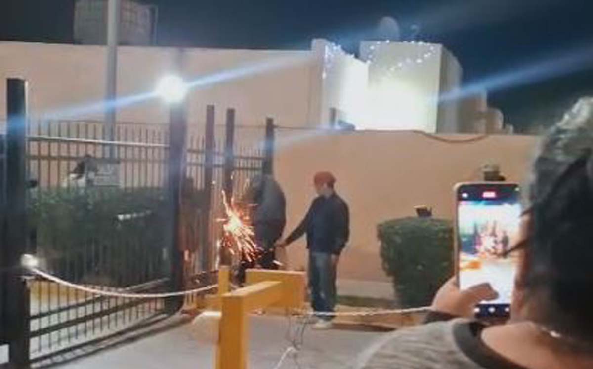 Vecinos intentaron forzar el portón. | Foto: Especial