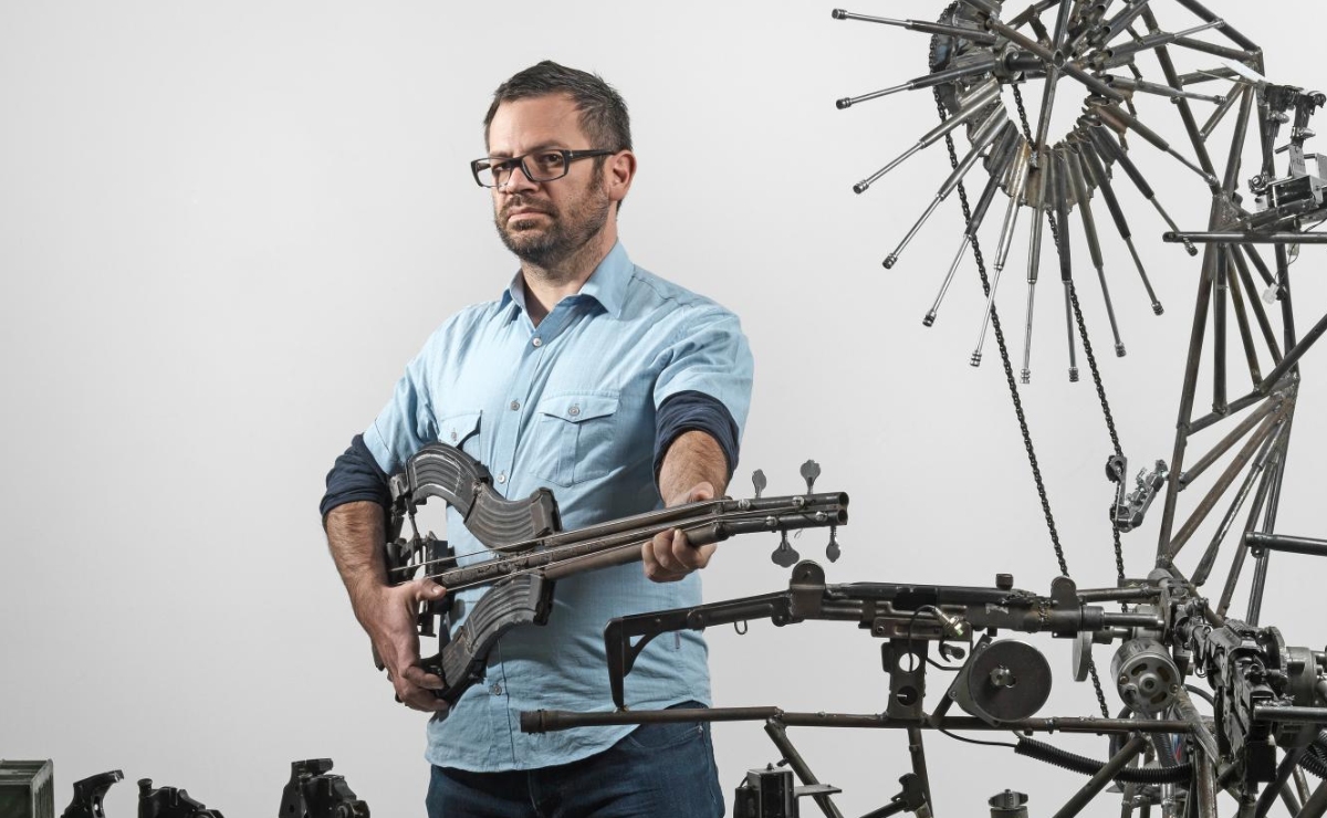 El artista Pedro Reyes con una de las piezas de ‘Disarm’. (National Gallery of Victoria)