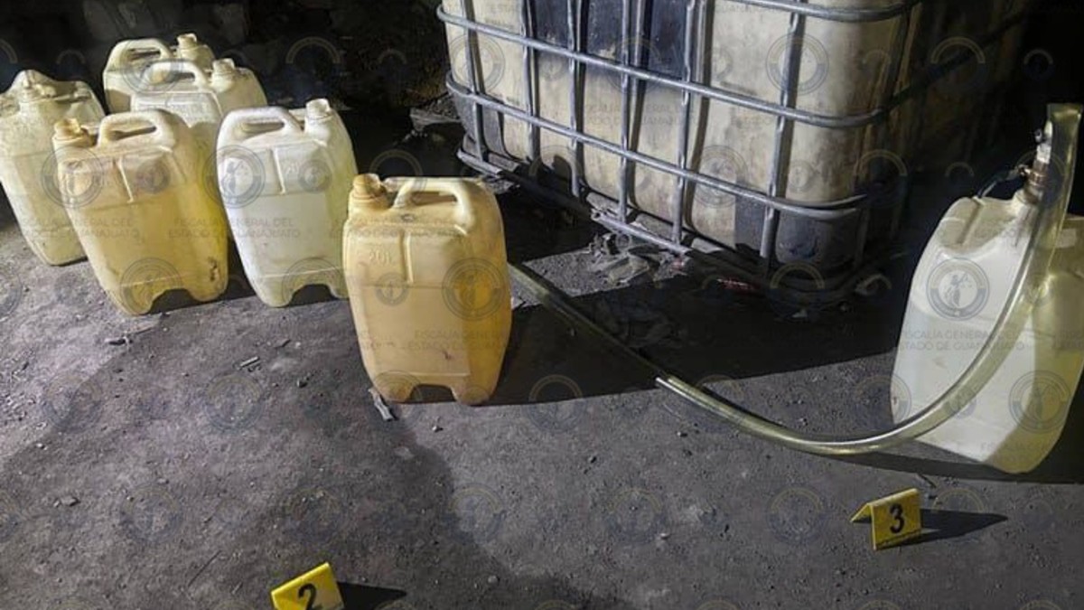 Las autoridades incautaron una manguera de trasiego y dos bolsas con una sustancia granulada. Foto: Fiscalía.