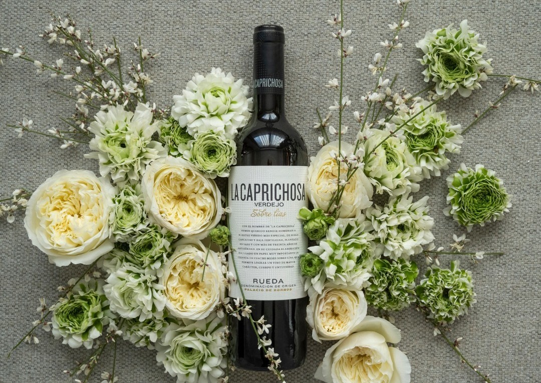 La Caprichosa Verdejo 2023, de Palacio de Bornos, se suma a las tendencias de febrero con vinos blancos frescos, maridajes y cenas por el Día del Amor.