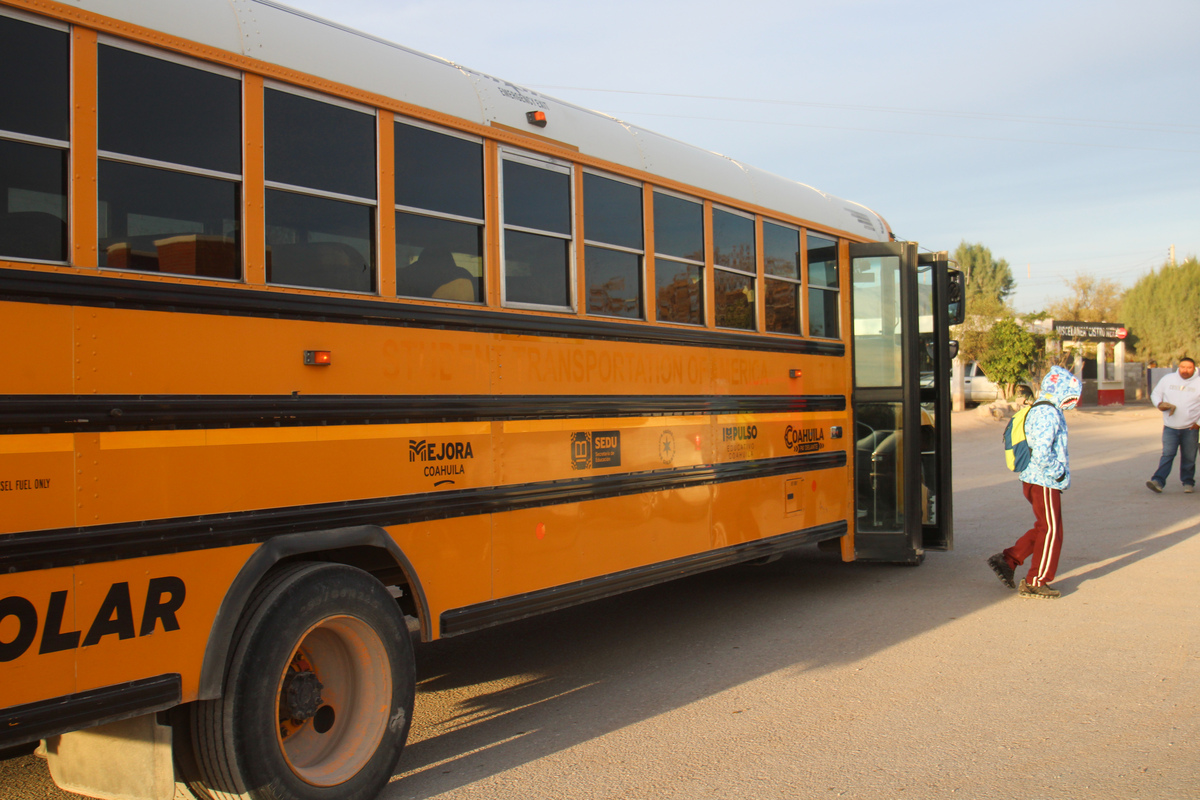 En Coahuila, transporte y beca sostienen estudios en ejidos de San Pedro. | Rolando Riestra