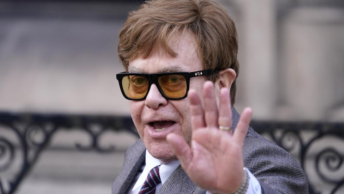 Elton John enfurece; denuncia a medio británico por revelar datos de su salud e hijo
